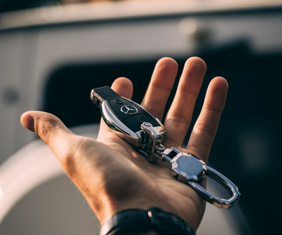 車を整備、点検している画像