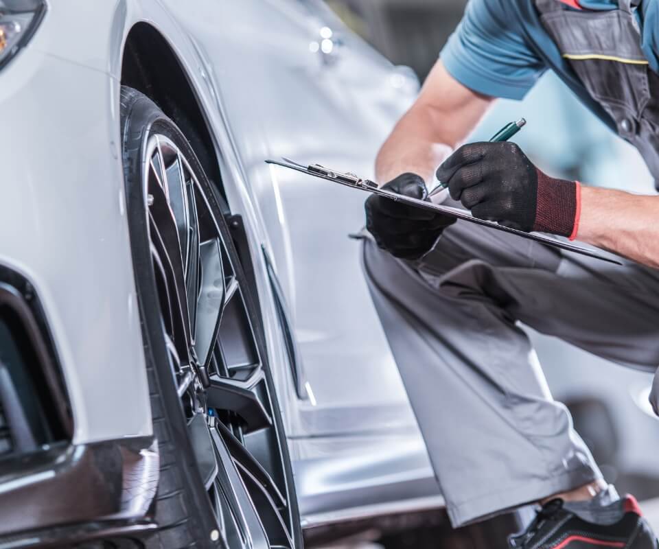 車を整備、点検している画像