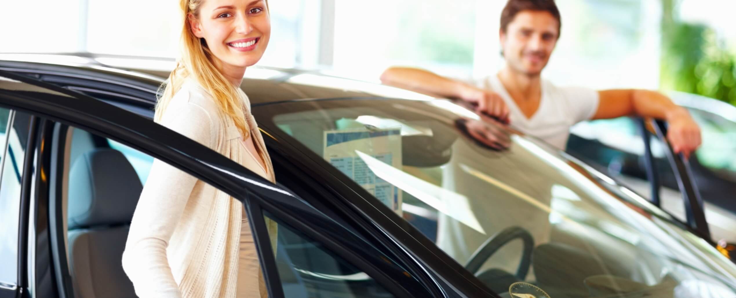 車の乗車しようとしている男女の画像