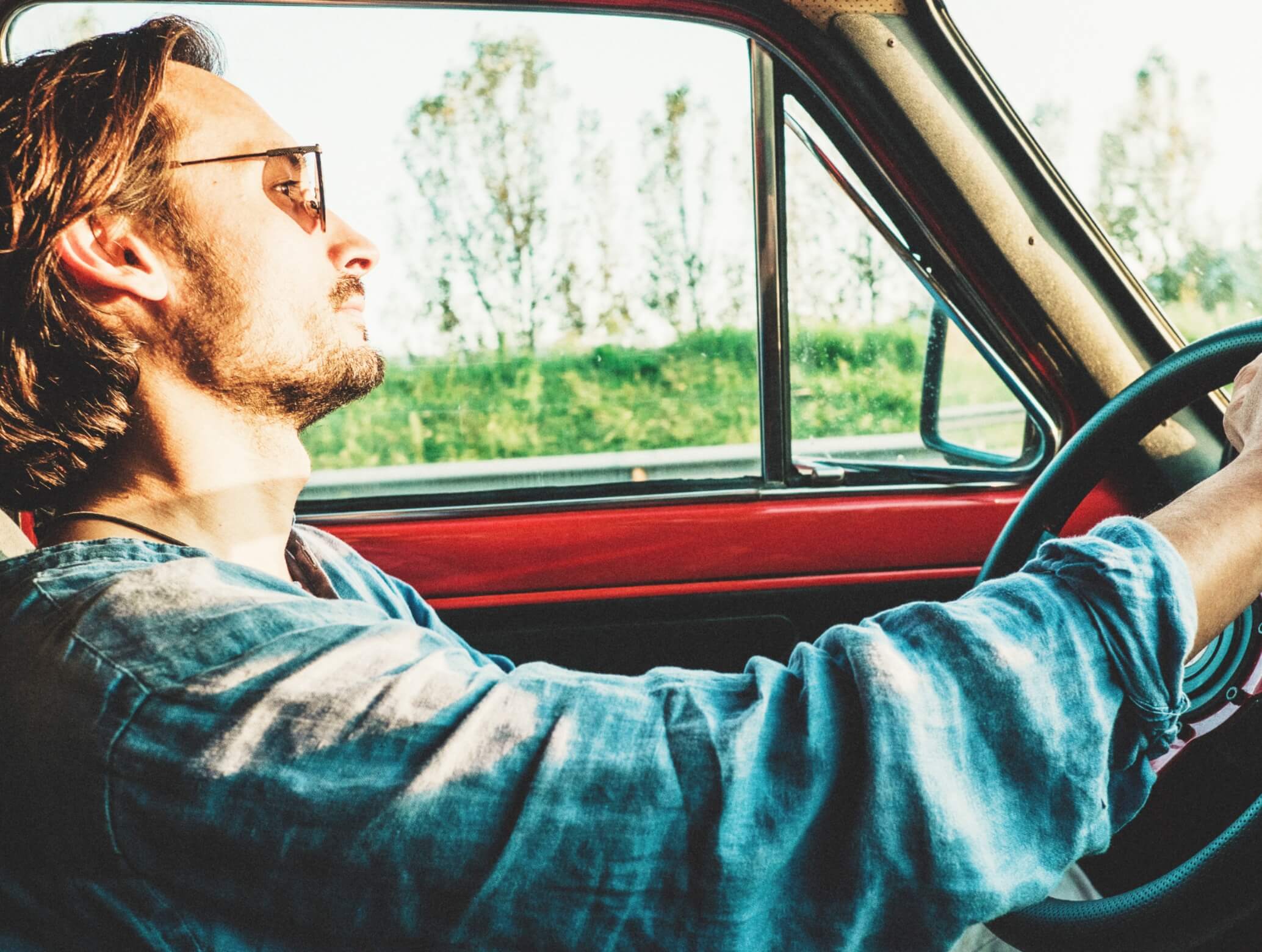 男性が車を運転している画像