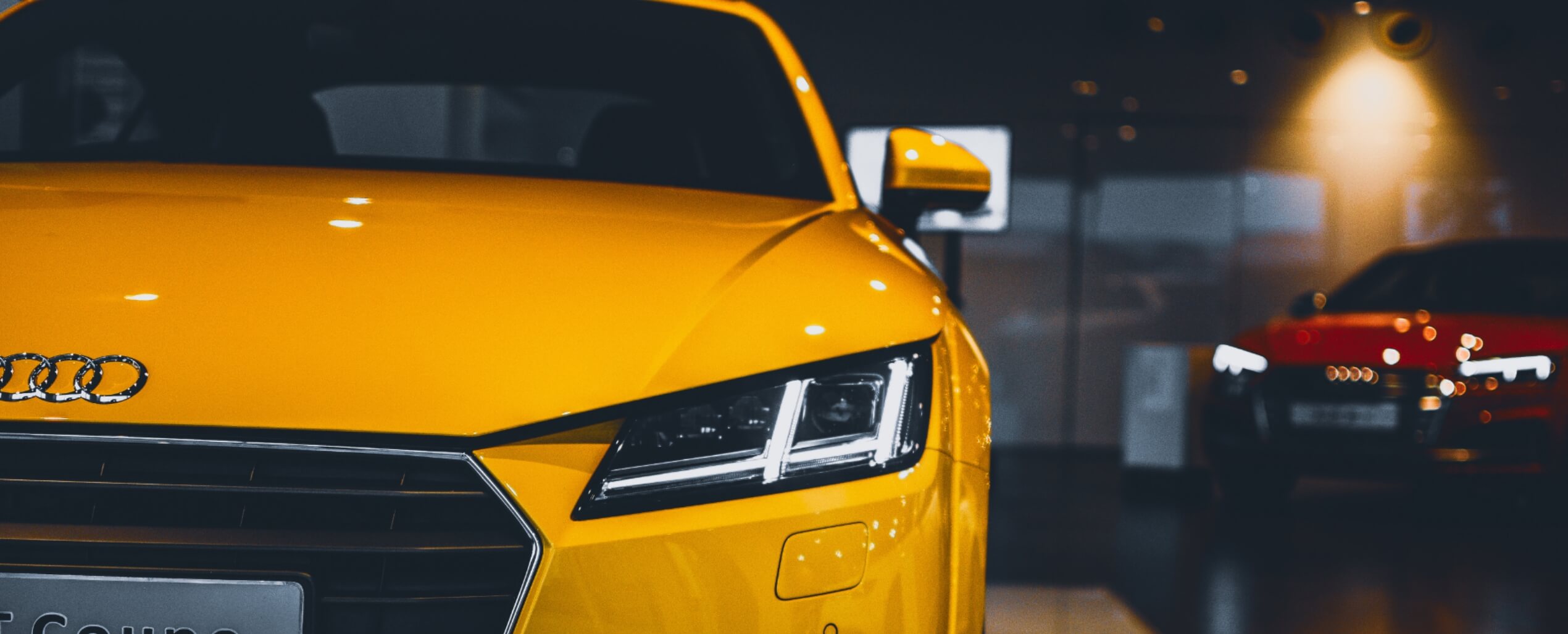 黄色い車の拡大画像